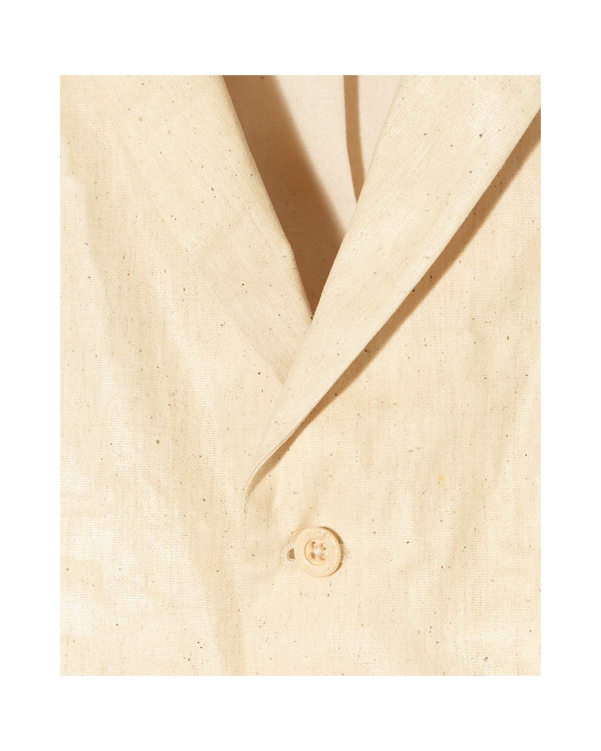 Chaqueta de traje color blanco huevo con solapas equivocadas (2023)